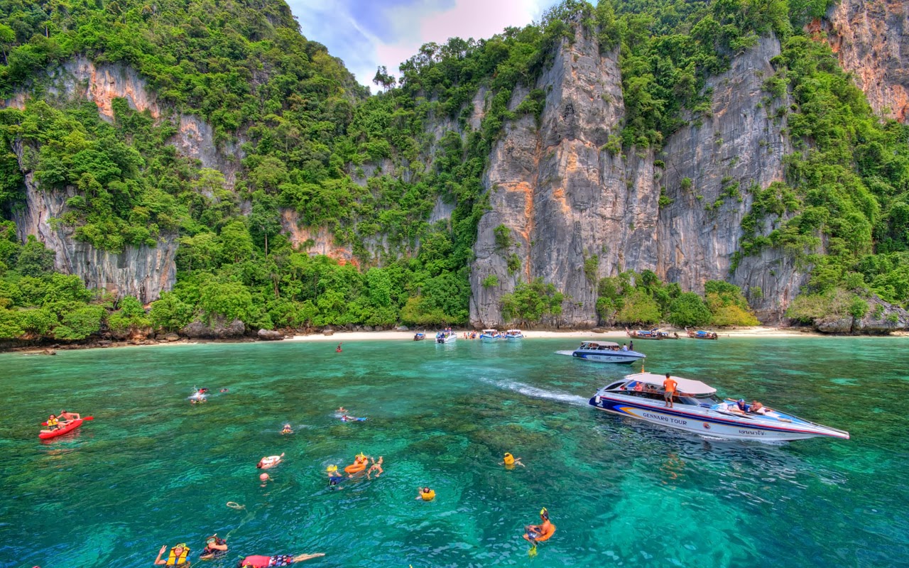 映画「ザ・ビーチ」の舞台、タイの秘境『ピピ島』の魅力、人気の秘密を徹底紹介！ トラベルザウルスドットコム