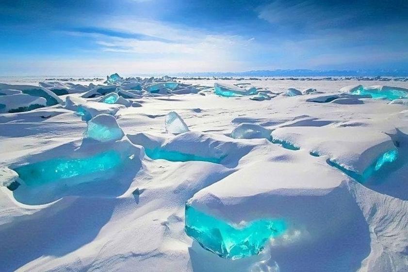 絶景 世界一の透明度を誇るバイカル湖が凍ると 神秘的なエメラルド色に輝く Travelzaurus Com トラベルザウルスドットコム