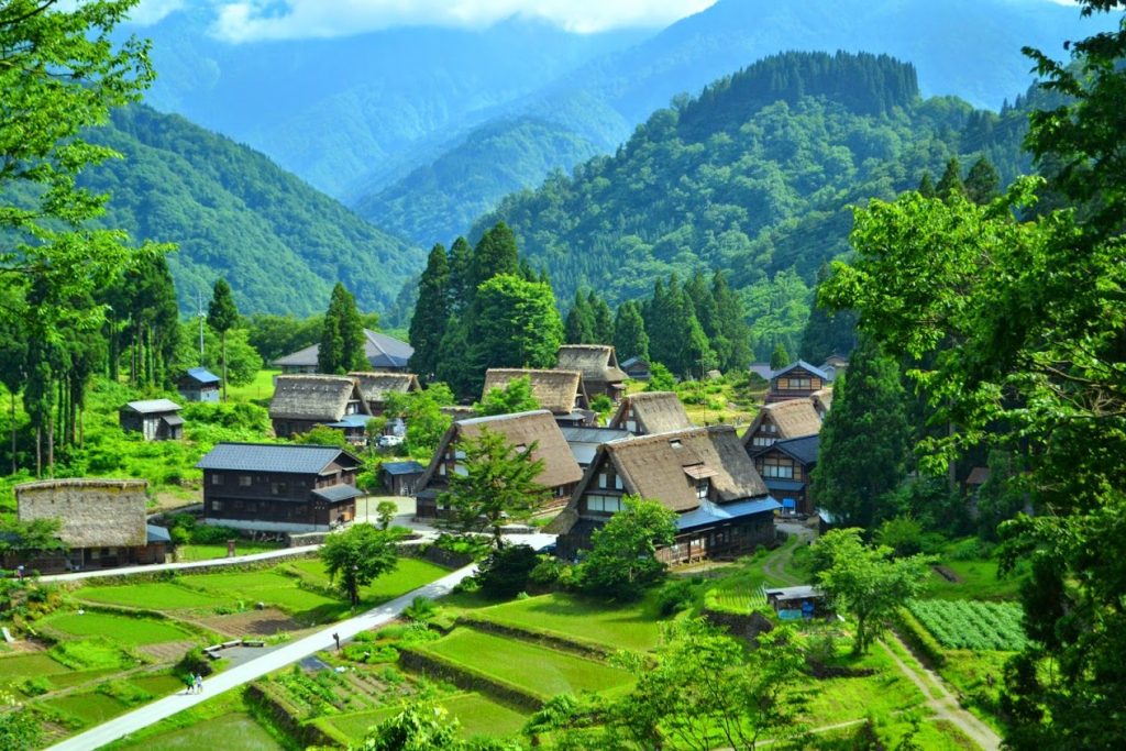 富山に行ったら 世界遺産 五箇山の合掌造り集落 を見て 合掌造りの宿に泊まりたい おすすめの宿６選 Travelzaurus Com トラベルザウルスドットコム